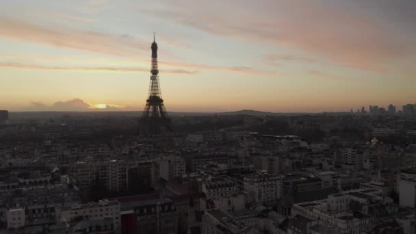 AERIAL: Párizs felett, Franciaország nedves, gondolatok az Eiffel-toronyra néző esőről, Tour Eiffel a gyönyörű naplemente fényben — Stock videók