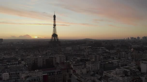 AERIAL: Over Parijs, Frankrijk nat, reflecties van regen met uitzicht op de Eiffeltoren, Tour Eiffel in mooi zonsondergang licht — Stockvideo