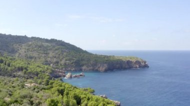 İspanya, Mallorca tropikal adasının güzel kıyı şeridi üzerinde yaz aylarında okyanus ve mavi su, Günışığı Tatili, Seyahat, Güneşli, Dalgalar 