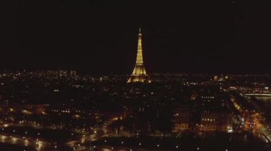 Eiffel Kulesi 'ni yavaşça çevreleyen, Paris üzerinde Eiffel Turu, Güzel Şehir Işıklarıyla Fransa 