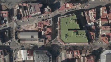 Tipik Şehir Bloklarının Şehir Trafiğiyle Güzel Gün Işığında Barselona İHA Çekimi 