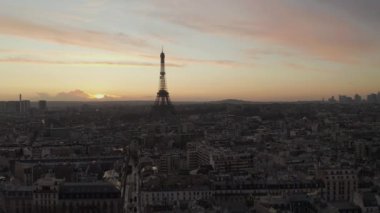 Paris 'te, Fransa' da ıslak Eyfel Kulesi manzaralı Yağmurdan yansımalar, Güzel Günbatımı Işığı 'nda Eiffel Turu 