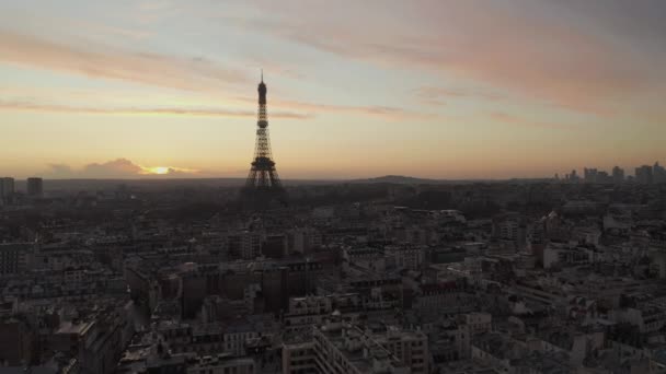 AERIAL: Over Parijs, Frankrijk nat, reflecties van regen met uitzicht op de Eiffeltoren, Tour Eiffel in mooi zonsondergang licht — Stockvideo