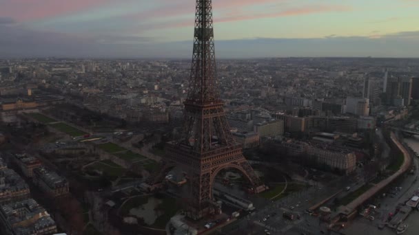 AERIAL: Drone Pomalý kroužení Eiffelova věž, Tour Eiffel v Paříži, Francie s výhledem na řeku Seine v krásném západu slunce — Stock video