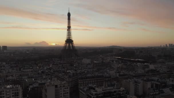 AERIAL: Over Parijs, Frankrijk nat, reflecties van regen met uitzicht op de Eiffeltoren, Tour Eiffel in mooi zonsondergang licht — Stockvideo