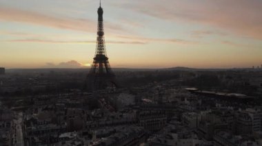 Paris 'te, Fransa' da ıslak Eyfel Kulesi, Eiffel Turu ve Seine Nehri manzaralı Yağmurdan yansımalar 