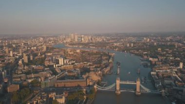 Sunset, Sunrise 'daki Tower Bridge manzaralı Themse üzerinde geriye doğru uçuyor.