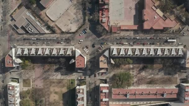 AERIAL:巴塞罗那典型城市群在城市交通流量大、阳光明媚的情况下发射的架空无人机 — 图库视频影像
