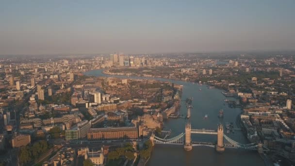 AERIAL: Rückflug über Themse mit Blick auf die Tower Bridge bei Sonnenuntergang, Sonnenaufgang — Stockvideo