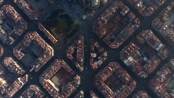 AERIAL: Barcelona Overhead Drone Skott av typiska stadsblock och La Sagrada Familia i vackert solljus med stadstrafik — Stockvideo