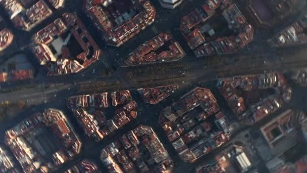 AERIAL: Overhead Drone shot van typische stadsblokken in Barcelona, Spanje in prachtig zonlicht — Stockvideo
