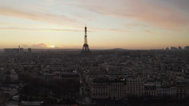 AERIAL: Över Paris, Frankrike våt, reflektioner från regn med utsikt över Eiffeltornet, Tour Eiffel i vackra Sunset Light — Stockvideo