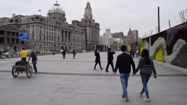 Медленное движение: HSBC здание, Бунд, Туристы проходят мимо в пасмурный день — стоковое видео