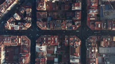 Tipik Şehir Bloklarının Şehir Trafiğiyle Güzel Gün Işığında Barselona İHA Çekimi 