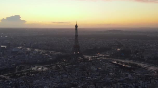 AERIAL: Torre Eiffel, Tour Eiffel en París, Francia Vista del Drone con Beautful Sunset Sky — Vídeo de stock