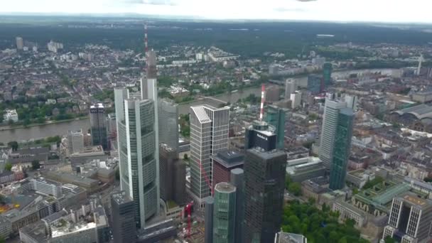 AERIAL: Nádherný výhled na Frankfurt nad Mohanem, Německo Mrakodrap Skyline na střechách mraků — Stock video