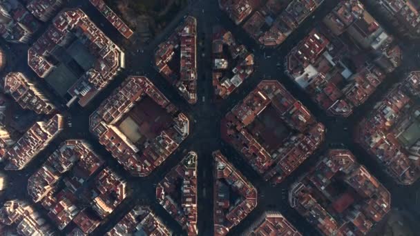 空気:バルセロナ都市交通と美しい日差しの中で典型的な都市ブロックのオーバーヘッドドローンショット — ストック動画