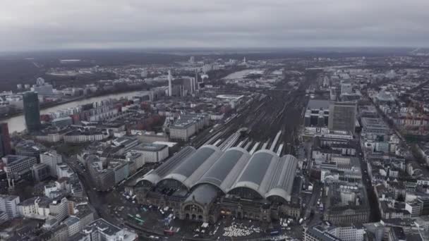특별 일: 구름낀 회색 겨울 날 프랑크푸르트 의 중앙 기차역에서 바라본 생생 한 광경 — 비디오