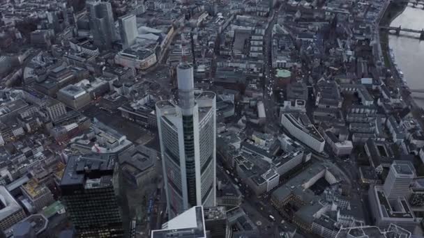 AERIAL: Okrążenie Frankfurtu nad Menem, Niemcy Skyline w Chmurny Szary Zimowy Dzień z Samochodami — Wideo stockowe