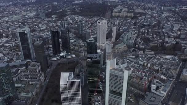 AERIAL: Okrążenie Frankfurtu nad Menem, Niemcy Skyline w Chmurny Szary Zimowy Dzień z Samochodami — Wideo stockowe