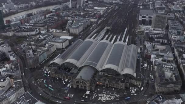 AERIAL: Epic Vista sobre la estación central de tren de Fráncfort del Meno el día de invierno gris nublado — Vídeo de stock