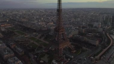 Eiffel Kulesi 'ni Yavaşça Dönen İHA' lar, Paris 'te Eiffel Turu, Seine Nehri manzaralı Güzel Gün Batımı Işığı 