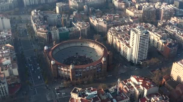 AERIAL: Над La Monumental в Барселоне, Испания, в прекрасный солнечный день — стоковое видео