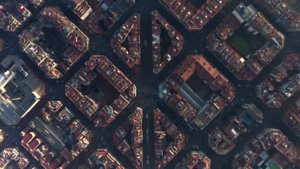 AERIAL: Barcelona overhead Drone Shot of Typical City Blocks in Beautiful Sunlight with Urban Traffic — стокове відео