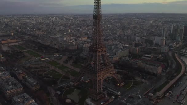 AERIAL: Drone Círculo lento Torre Eiffel, Tour Eiffel en París, Francia con vista al río Sena en hermosa luz del atardecer — Vídeos de Stock