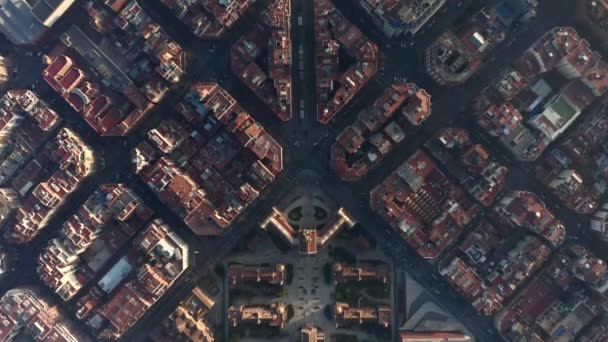 AERIAL: Barcelona Overhead Drone shot van typische stadsblokken in mooi zonlicht met stadsverkeer — Stockvideo