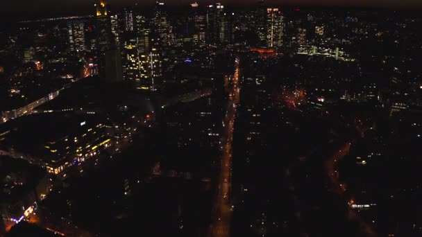 AERIAL: Blick auf Frankfurt am Main, Deutschland Skyline bei Nacht mit City Lights — Stockvideo