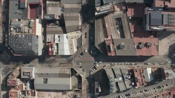 AERIAL: Όβερχεντ drone της Βαρκελώνης Shot των τυπικών μπλοκ πόλης στο όμορφο φως του ήλιου με την αστική κυκλοφορία — Αρχείο Βίντεο