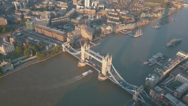 AERIAL: Barco em Themse com Tower Bridge em Londres ao pôr do sol, nascer do sol — Vídeo de Stock