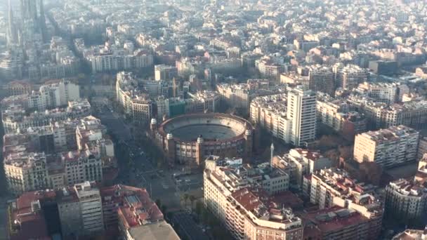 AERIAL: Over La Monumental v Barceloně, Španělsko za krásného slunečného dne — Stock video