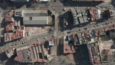 Tipik Şehir Bloklarının Şehir Trafiğiyle Güzel Gün Işığında Barselona İHA Çekimi 
