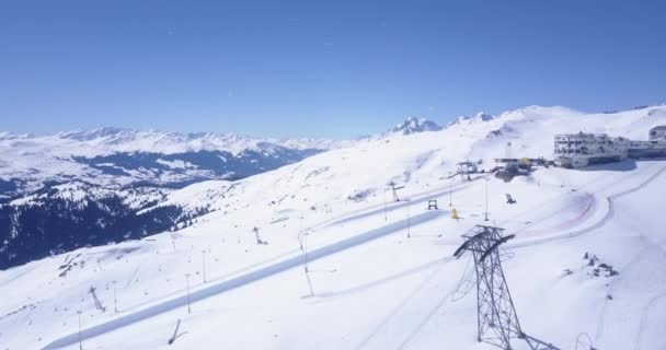 AERIAL: Vlucht over skigebied in Zwitserse Alpen bergen LAAX vol met witte sneeuw op mooie zonnige dag — Stockvideo