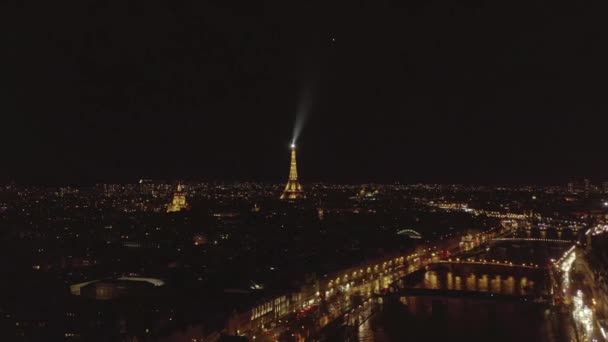 AERIAL: Vista sobre el río Sena por la noche en París, Francia con vista a la Torre Eiffel, Tour Eiffel Luz brillante y hermosas luces de la ciudad — Vídeo de stock