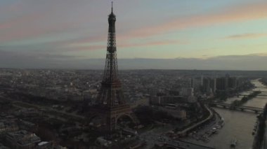 Eiffel Kulesi 'ni Yavaşça Dönen İHA' lar, Paris 'te Eiffel Turu, Seine Nehri manzaralı Güzel Gün Batımı Işığı 