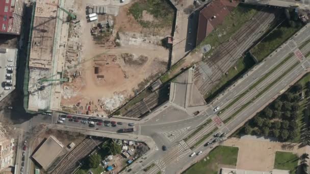 AERIAL: Vista aérea de Big Construction Site na Cidade Europeia Barcelona, Espanha — Vídeo de Stock