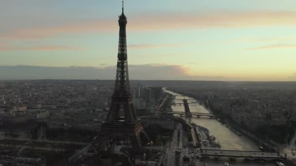 AERIAL: Drone Powoli krążący Wieża Eiffla, Tour Eiffel w Paryżu, Francja z widokiem na Sekwanę w pięknym świetle zachodu słońca — Wideo stockowe