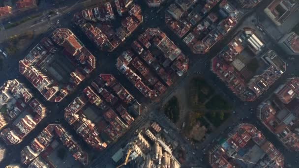 AEREO: Drone aereo di Barcellona Colpo di blocchi tipici della città e La Sagrada Familia in bella luce del sole con traffico urbano — Video Stock