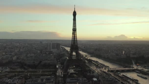 AERIAL: Drone Langzaam rondcirkelen Eiffeltoren, Tour Eiffel in Parijs, Frankrijk met uitzicht op de Seine in prachtig zonsondergang licht — Stockvideo