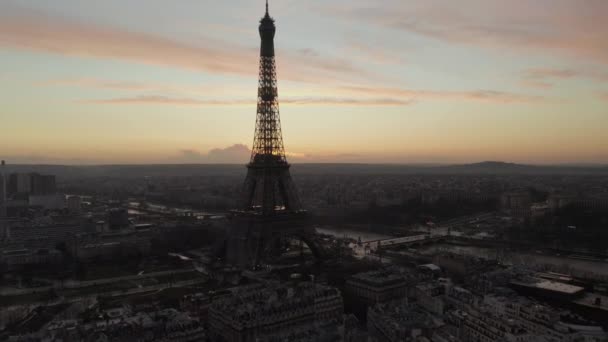 AERIAL: Über Paris, Frankreich nass, Reflexionen vom Regen mit Blick auf Eiffelturm, Eiffelturm und Seine im wunderschönen Sonnenuntergang — Stockvideo