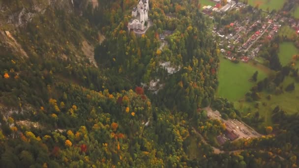 AERIAL: Blick auf Schloss Neuschwanstein im Wald, Berge, Sommer, Nebel, bunt 