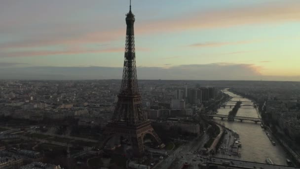 AERIAL: Drone Pomalý kroužení Eiffelova věž, Tour Eiffel v Paříži, Francie s výhledem na řeku Seine v krásném západu slunce — Stock video