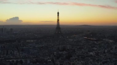 Eyfel Kulesi, Paris 'te Eiffel Turu, Güzel Günbatımı Gökyüzü ile Fransa Drone Manzarası 