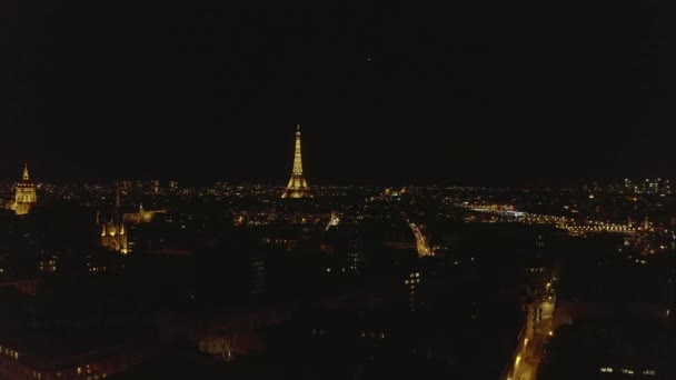 AERIAL: Uitzicht over Parijs, Frankrijk 's nachts met uitzicht op de Eiffeltoren, Tour Eiffel Schitterend licht en mooie stadsverlichting — Stockvideo