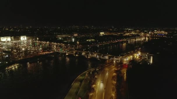 AERIAL: Vista del río Sena en París, Francia por la noche con luces de la ciudad brillante — Vídeo de stock