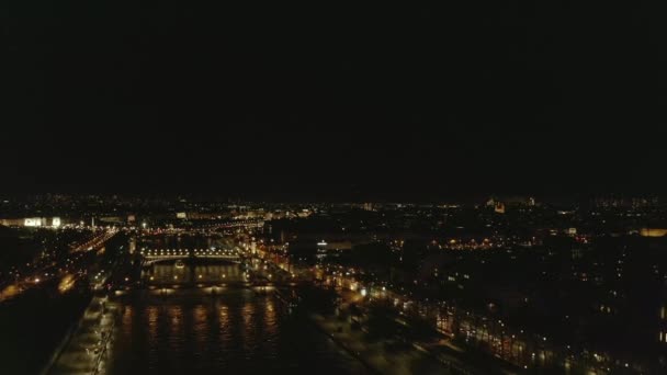 Eiffel Kulesi, Eiffel Turu, Parlak Işık ve Güzel Şehir Işıkları ile Fransa 'nın Paris, Paris' teki Seine Nehri 'ne bakın. — Stok video