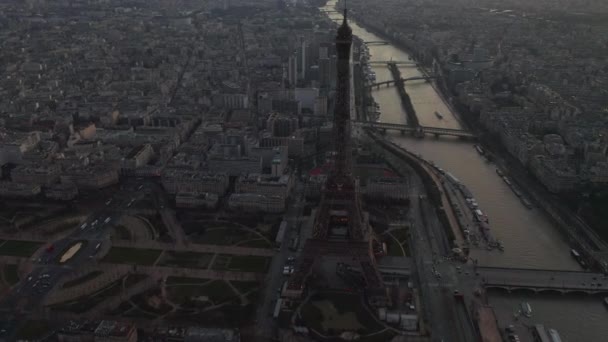 エリアル:ドローンはゆっくりとエッフェル塔、パリのエッフェル塔、美しい夕日の光でセーヌ川を望むフランスのツアー — ストック動画